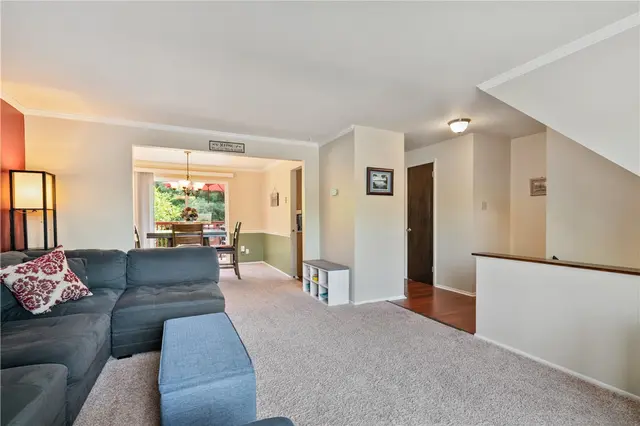 221 Parkwood Dr gallery image 2