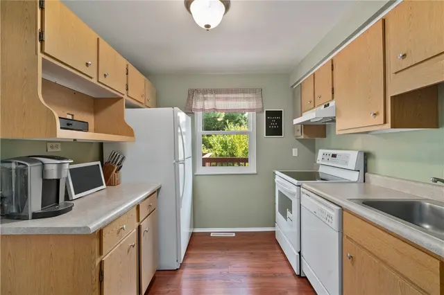 221 Parkwood Dr gallery image 3