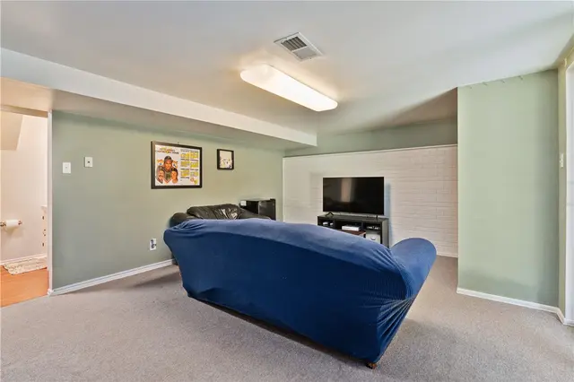 221 Parkwood Dr gallery image 4