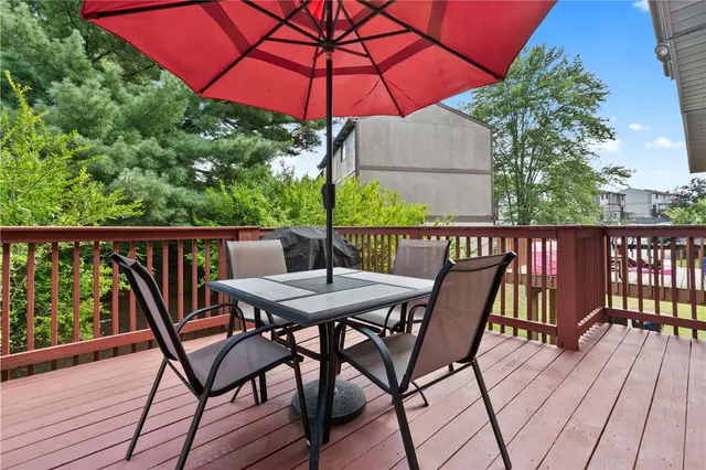 221 Parkwood Dr gallery image 5