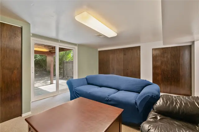 221 Parkwood Dr gallery image 9
