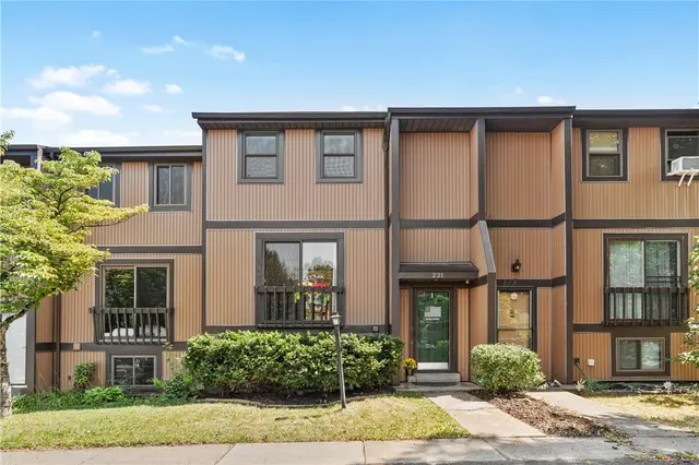 221 Parkwood Dr gallery image 11