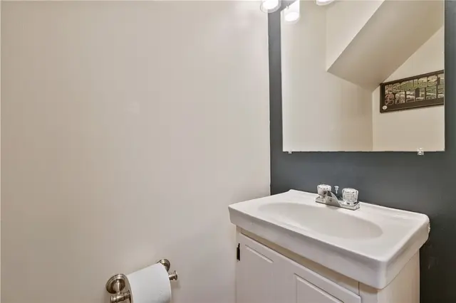 221 Parkwood Dr gallery image 12