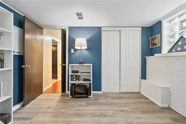 221 Parkwood Dr gallery image 15