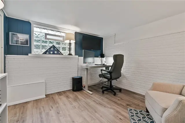 221 Parkwood Dr gallery image 16