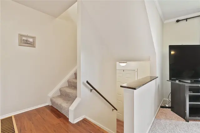 221 Parkwood Dr gallery image 20