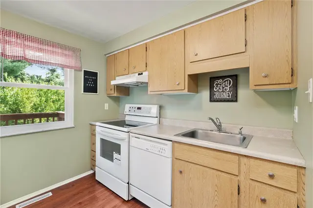 221 Parkwood Dr gallery image 21