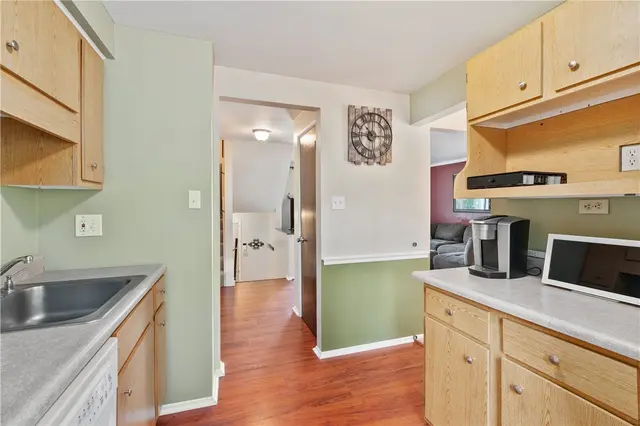 221 Parkwood Dr gallery image 24