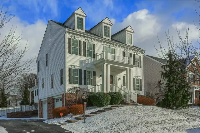 221 Strawberry Circle gallery image 2