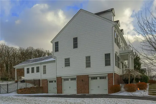 221 Strawberry Circle gallery image 3