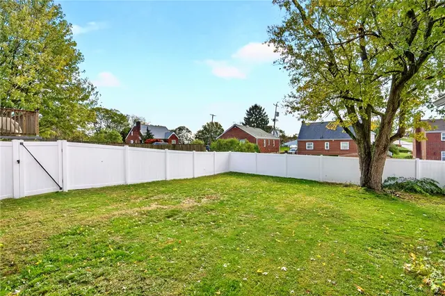 222 Bernice St gallery image 9