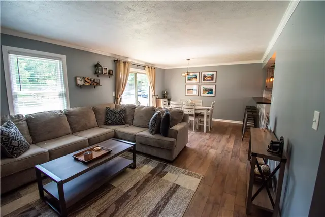 222 Carters Grove Dr gallery image 2
