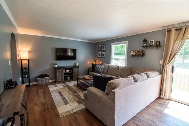 222 Carters Grove Dr gallery image 3