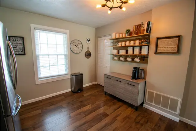 222 Carters Grove Dr gallery image 9