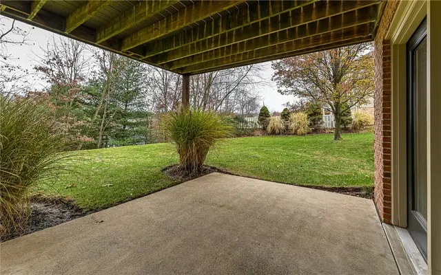 223 Fox Meadow Dr gallery image 4