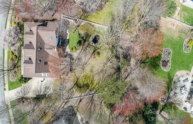 225 WHISPERING OAKS gallery image 9