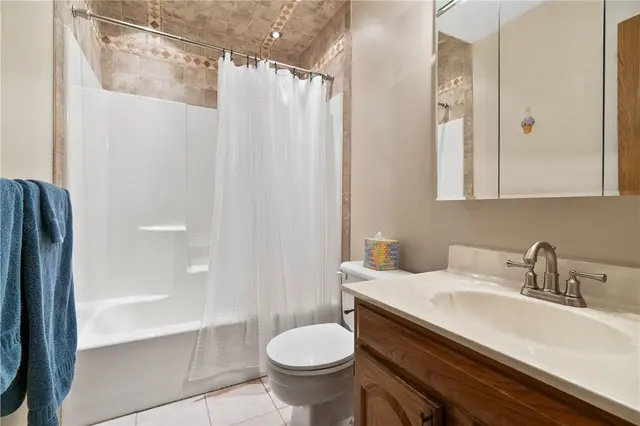 226 Carters Grove Dr gallery image 9