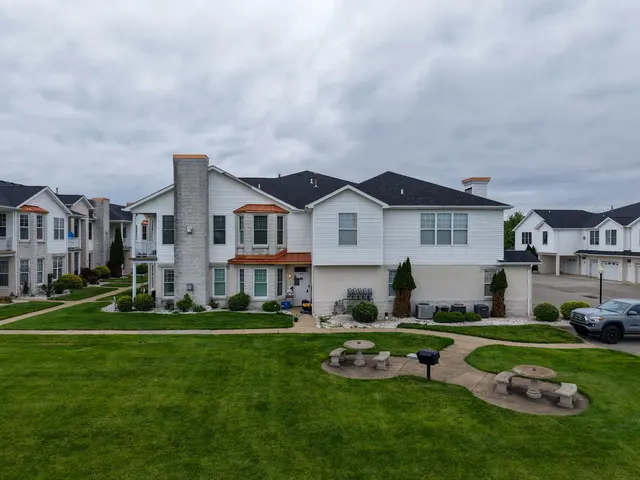 227 ADAMS POINTE BOULEVARD 3 gallery image 36