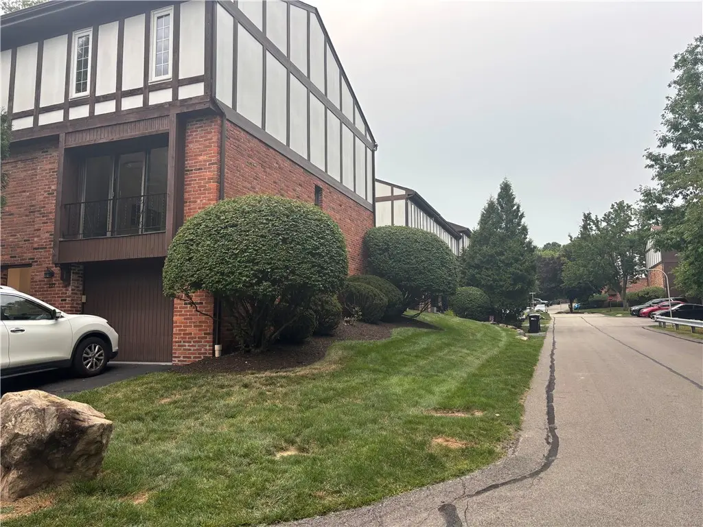227 Queensberry Ct