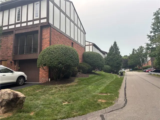 227 Queensberry Ct