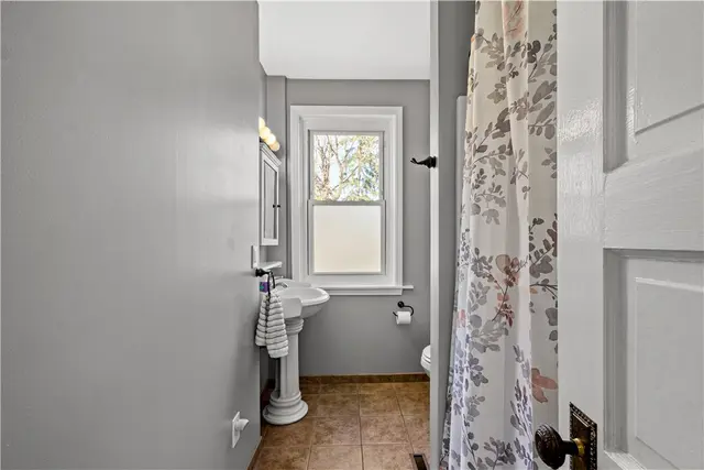 228 Chadwick St gallery image 9