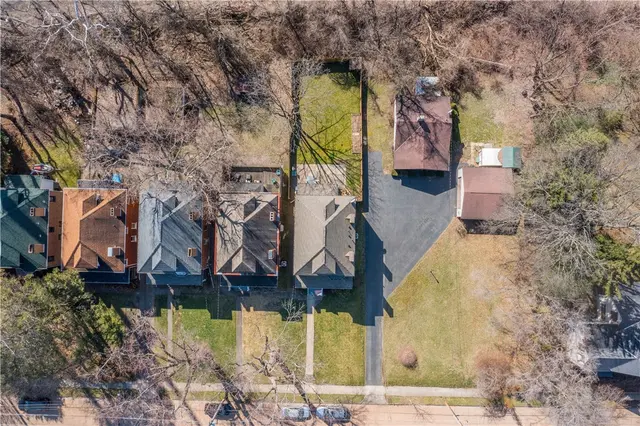 228 Chadwick St gallery image 12