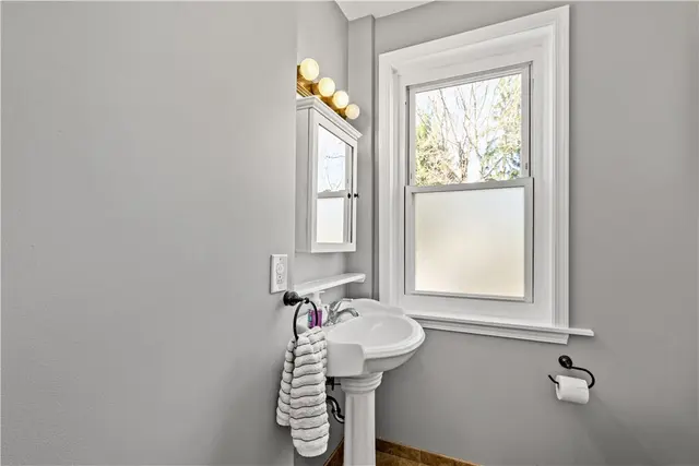 228 Chadwick St gallery image 21