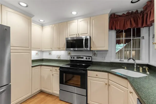 2294 Saddle Dr gallery image 35