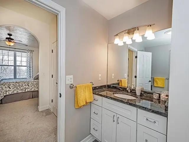 232 Adams Pointe Blvd 6 gallery image 3