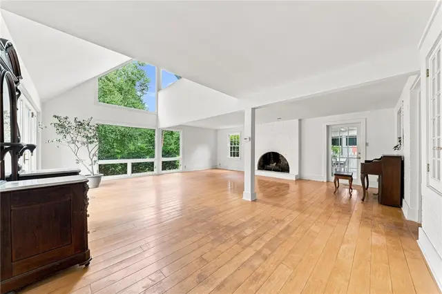 2359 James DRIVE gallery image 22