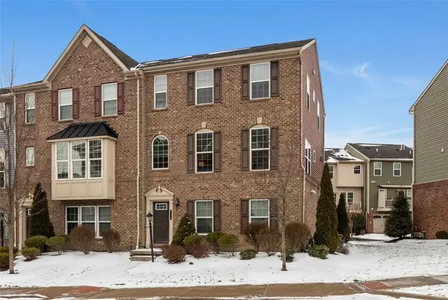 236 Thornapple Ln gallery image 3
