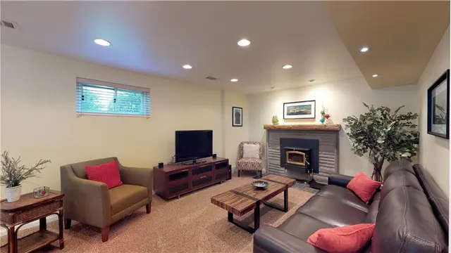 2360 Saddle Dr gallery image 4