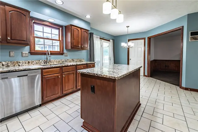 238 Cumberland Drive gallery image 7