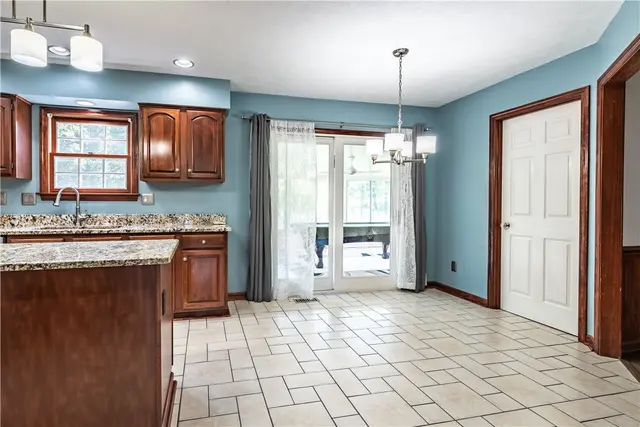 238 Cumberland Drive gallery image 10