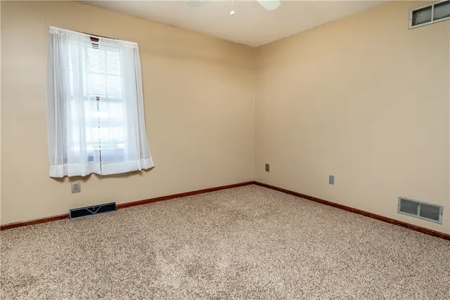 238 Cumberland Drive gallery image 31