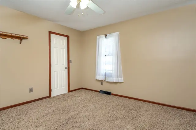 238 Cumberland Drive gallery image 32