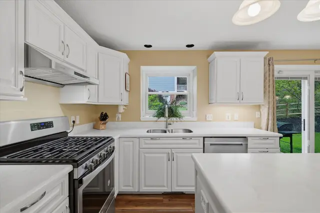 2397 Traci DRIVE gallery image 31