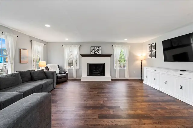 240 Fox Meadow Dr gallery image 9