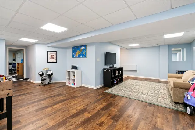 240 Fox Meadow Dr gallery image 12