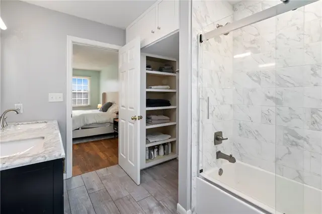 240 Fox Meadow Dr gallery image 16