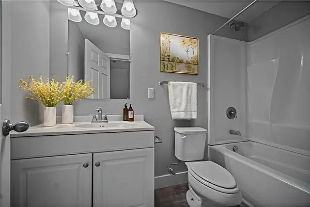 240 Wallingford Dr gallery image 3