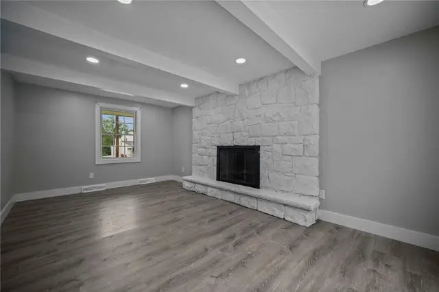 240 Wallingford Dr gallery image 5