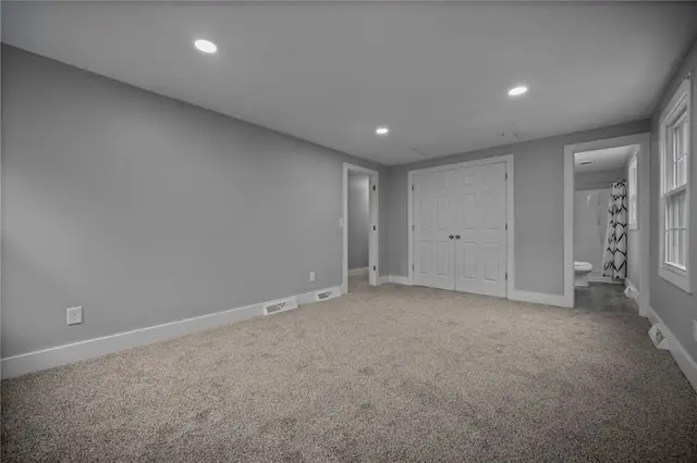 240 Wallingford Dr gallery image 12