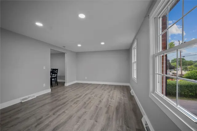 240 Wallingford Dr gallery image 13