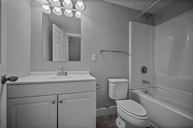 240 Wallingford Dr gallery image 25