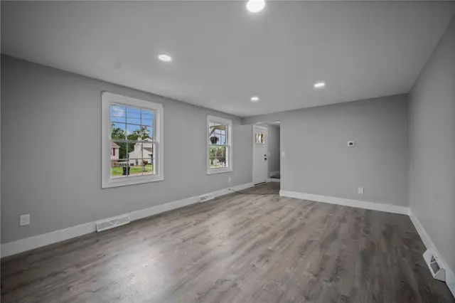 240 Wallingford Dr gallery image 28