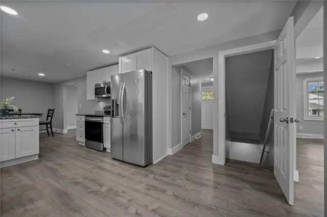 240 Wallingford Dr gallery image 33