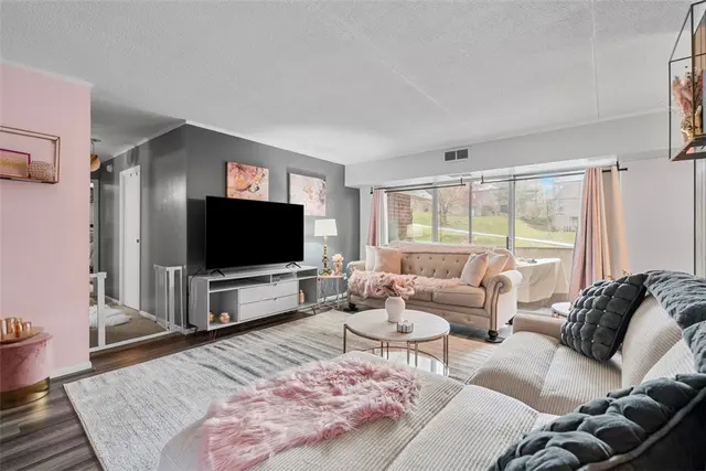 2407 Charlemagne Cir gallery image 10