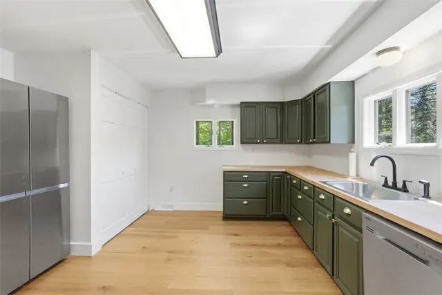 2420 Thomas Dr gallery image 4