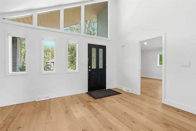 2420 Thomas Dr gallery image 8